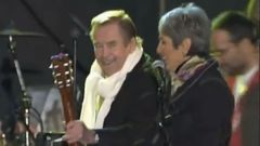 Václav Havel se stará Joan Baez o kytaru, 17. listopadu 2009