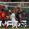 Španělský fotbalista Alvaro Arbeloa střílí na branku Portugalska během semifinále na Euru 2012.