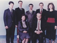 Bývalý syrský prezident Háfiz Asad (sedí napravo), jeho manželka Anísa (sedí vlevo). Nad nimi stojí (zleva doprava): syn Mahír, Bašár, Básil, Mádž a dcera Bušra.