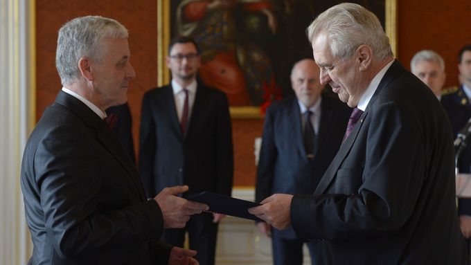 Josef Fiala s prezidentem Milošem Zemanem při jmenování.