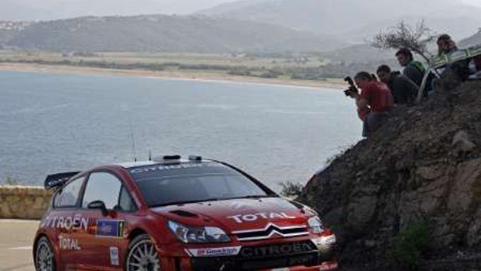 Sebastian Loeb během rallye na Korsice. Po pátečních etapách je jeho Citroen v čele pořadí