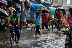 Silný cyklon Bulbul udeřil v Bangladéši, evakuovány byly skoro dva miliony lidí