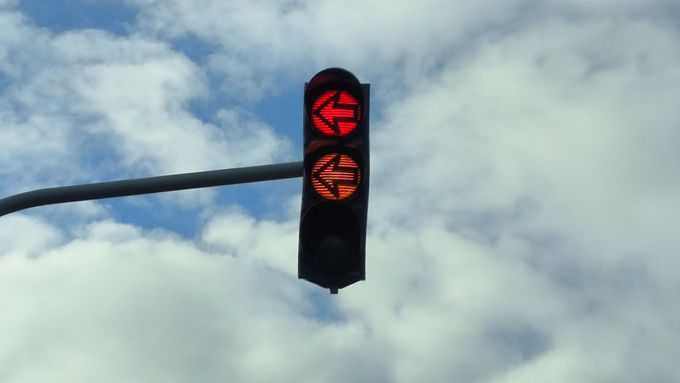 Žlutá a červená jsou si rovny. Dvě projetí semaforu jsou o řidičák, jak se bránit?
