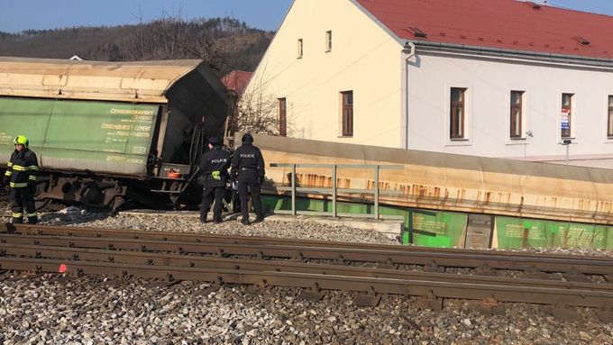 V Radotíně vykolejil vlak. Mimo koleje je dvacítka vagonů