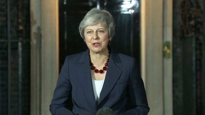 Přijetí dohody o brexitu je v národním zájmu, tvrdí Mayová po schůzce s britskými ministry
