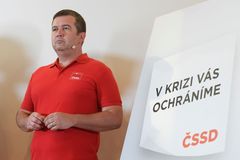 Hamáček bude obhajovat funkci předsedy ČSSD. Postaví se tak ministru Petříčkovi