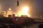 V Číně vybuchla továrna, z místa šlehají mohutné plameny