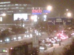 Pohled na hlavní křižovatku ve Vršovicích u EDENU.... auta směrem na Želivského stojí, v opačném směru popojíždí po metrech...