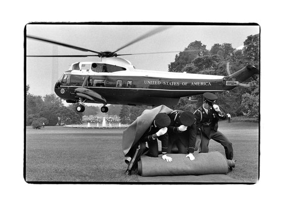 Annie Leibovitz: Richard Nixon opouští Bílý dům, Washington, D.C., 1974.
