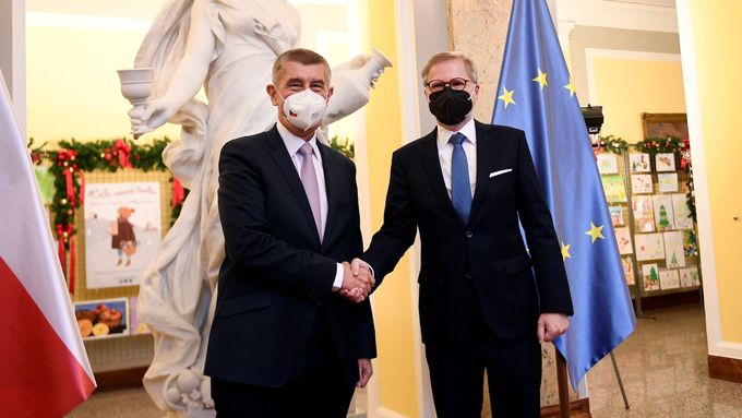 Takto se končící premiér Andrej Babiš a začínající premiér Petr Fiala nedávno setkali, když společně vyzvali veřejnost k očkování. Tento týden by měl Babiš definitivně předat moc Fialovi.