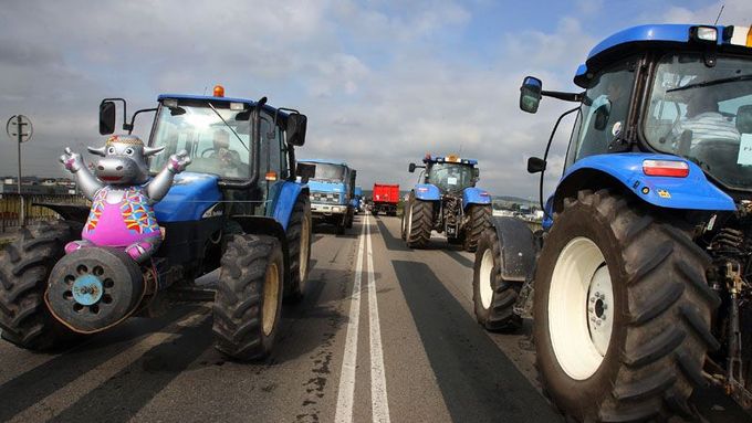 V dubnu zablokovali zemědělci na několika hlavních tazích dopravu.