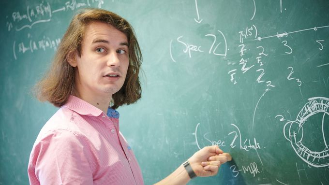 Geniální matematik Peter Scholze na Univerzitě v Bonnu.