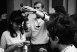 Černá mašle z dívčiných vlasů posloužila ke zhotovení smutečních prýmků, které si lidé připínali na klopy vedle trikolory. Mariánské Lázně, srpen 1968