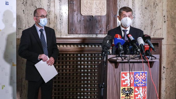 Premiér chce jednat s předsedou Senátu Milošem Vystrčilem o změně daňového balíčku. Česko v protiepidemickém systému PES přešlo do 4. stupně.