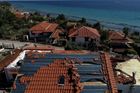 Utržené střechy, zaneřáděné pláže. Záběry z dronu odhalují následky pohromy v Řecku