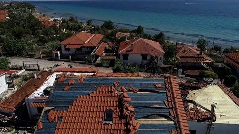 Utržené střechy, zaneřáděné pláže. Záběry z dronu odhalují následky pohromy v Řecku
