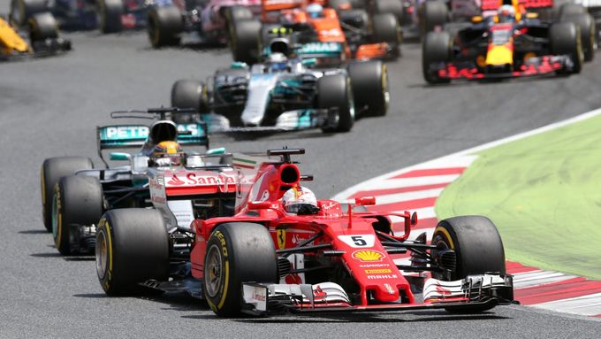 Sebastian Vettell se dostal hned po startu do vedení, ale z vítězství se nakonec radoval Lewis Hamilton.