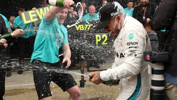 Piloti F1 budou muset v letošním ročníku oželet nejen tradiční "sprchu šampaňským".