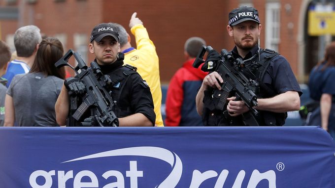 Policie dohlíží na bezpečnost při nedělním silničním běhu Great Manchester Run.