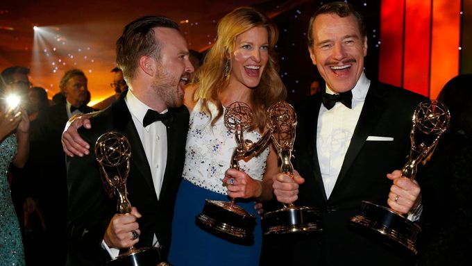 Aaron Paul, Anna Gun a Bryan Cranston se radují z cen Emmy za seriál Perníkový táta. Letos naposledy?