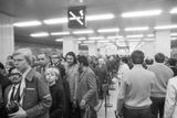 Davy lidí ve stanici Kačerov 10. května 1974, kde zde byl v 5 hodin zahájen běžný provoz metra.