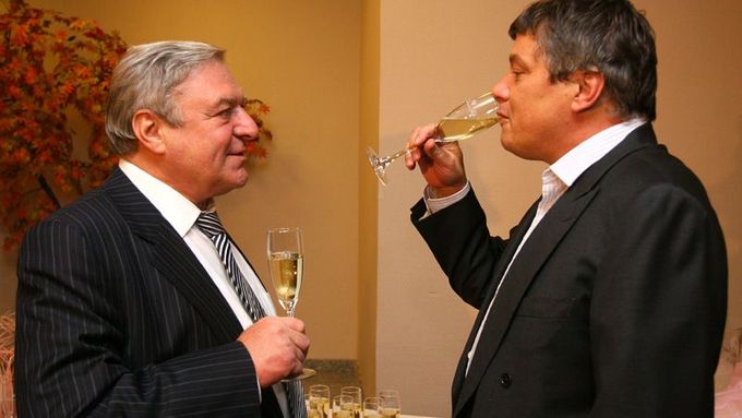 Šéf Sazky Aleš Hušák (vpravo) si připíjí šampaňským s Miroslavem Šloufem.
