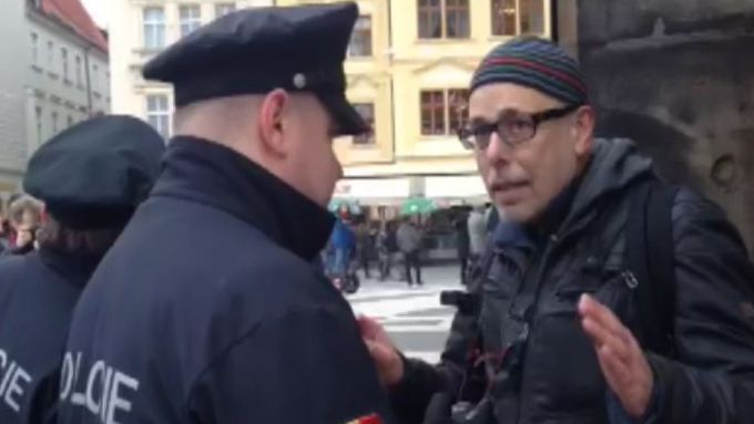 Ludvík Hradilek před zadržením policií na akci proti Putinovi.