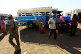 Na některé uprchlíky už na hranicích v Súdánu čekaly autobusy, které je rozvezly do táborů.