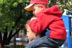 Starším otcům se rodí více autistů a schizofreniků