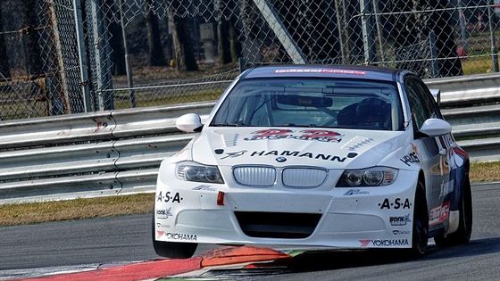 Petr Fulín létal s ostatními přes obrubníky bájné Monzy. Proč to dělají?