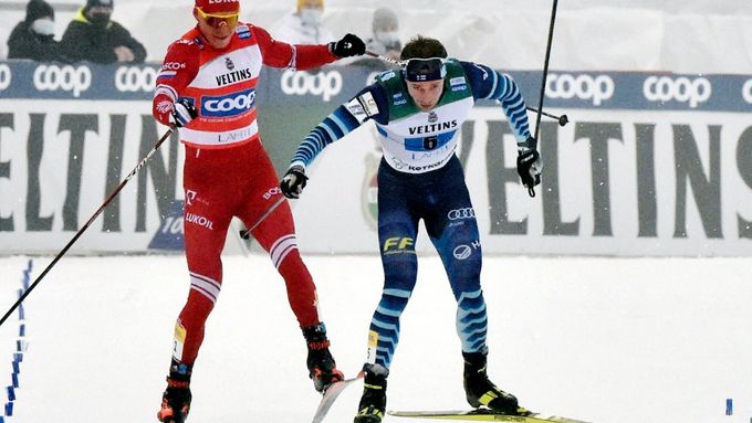 Rus Alexandr Bolšunov v cílové rovince vztekle udeřil finského finišmana Joniho Mäkiho.