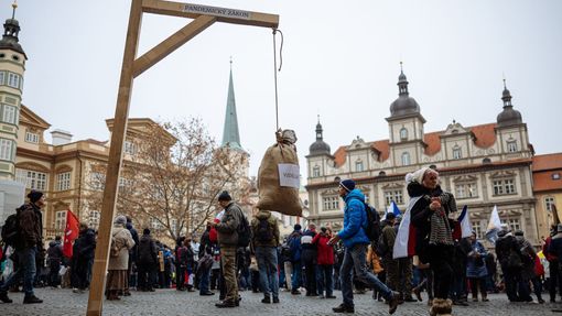 Příznivci iniciativy Chcípl PES na pražském Malostranském náměstí demonstrují proti schválení vládní novely pandemického zákona.