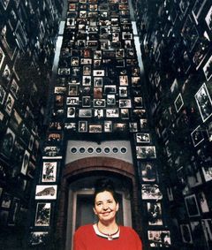 Autorka knihy Yaffa Eliach (na snímku v sále Věž tváří z washingtonského Muzea holokaustu) žila v letech 1935 až 2016.