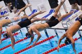 Lochte a Phelps skáčou do padesátimetrového bazénu v londýnském Aquatics Centre.