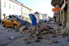 V ulicích chorvatského města Sisak poškodily trosky z rozbořených budov po zemětřesení i mnoho zaparkovaných aut.