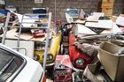 Nizozemská garáž plná škodovek. Některé jsou v zuboženém stavu, jiné ale naopak dost zachovalé, jen pod nánosem nepořádku.