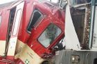 Srážka vlaků: Strojvůdce jel na červenou. Neví se proč