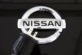 Nissan je po Toyotě a Hondě třetí největší japonskou automobilkou, ze 44,4 procent ji vlastní Renault. Krize firmu ale zasáhla tvrdě. V březnu vykázala roční ztrátu 2,5 miliardy dolarů a propustila 20 tisíc zaměstnanců.