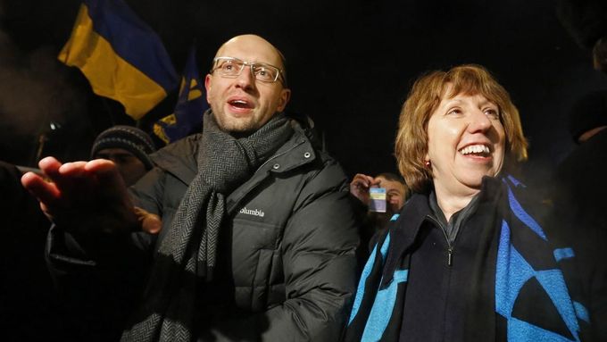 Zmocněnkyně EU pro zahraniční politiku Ashtonová mezi demonstranty v Kyjevě.