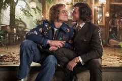 V Rusku možná Elton John není gay. Z filmu zmizela homosexualita i zmínka o manželovi