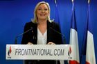 Strana Le Penové je vyšetřována kvůli podezření, že její europoslanci podváděli s platy asistentů