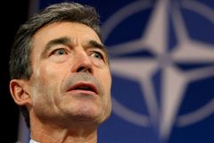 Na obraně šetřit nebudeme, slíbil Nečas šéfovi NATO