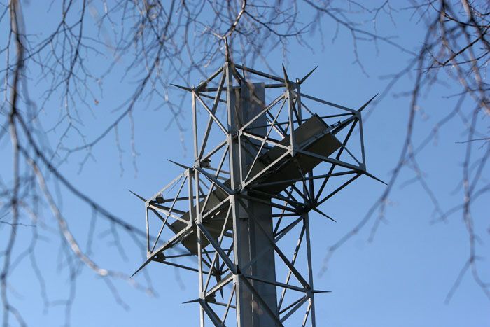 Ocelový kříž nad Skoczowem