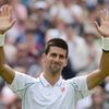 Srbský tenista Novak Djokovič se raduje z vítězství nad Španělem Juanem-Carlosem Ferrerem v 1. kole na Wimbledonu 2012