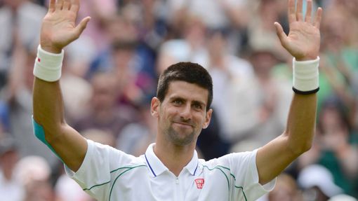 Srbský tenista Novak Djokovič se raduje z vítězství nad Španělem Juanem-Carlosem Ferrerem v 1. kole na Wimbledonu 2012.