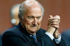 Blatter vládne dál fotbalu. Kdo jej očistí od korupce?