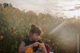 Pieter Ten Hoopen, Karavana migrantů. Dívka trhá květiny během celodenního pochodu.