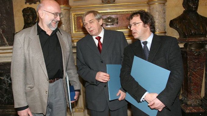 Cenu Ferdinanda Peroutky dnes v panteonu Národního muzea převzali Václav Souček, Jiří Franěk a Adam Černý (zleva doprava)