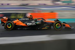 Klíčový závod F1 obrazem: Verstappen si před McLareny drží náskok