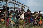 Z Jižního Súdánu prchají desetitisíce lidí. Snaží se zachránit před upalováním a rabováním